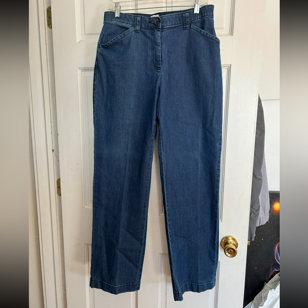 L.L. Bean Women's Classic Fit Straight Leg Blue Jeans with Pockets. Size 12